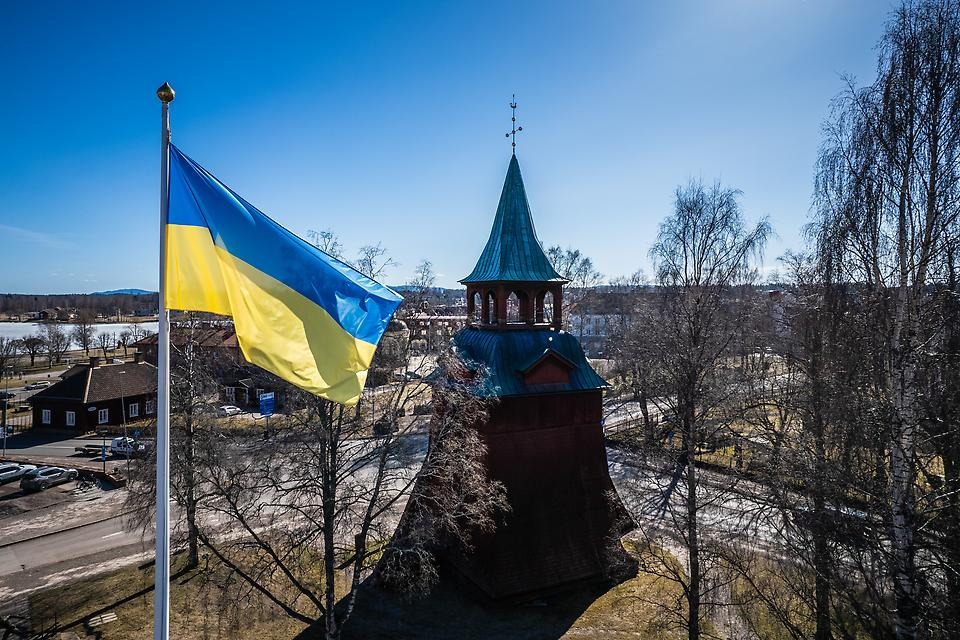 Ukrainska flaggan är hissad i kommunhusparken.