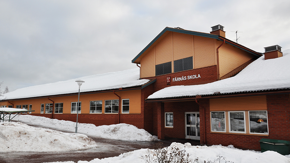 Bild på skolbyggnad vintertid