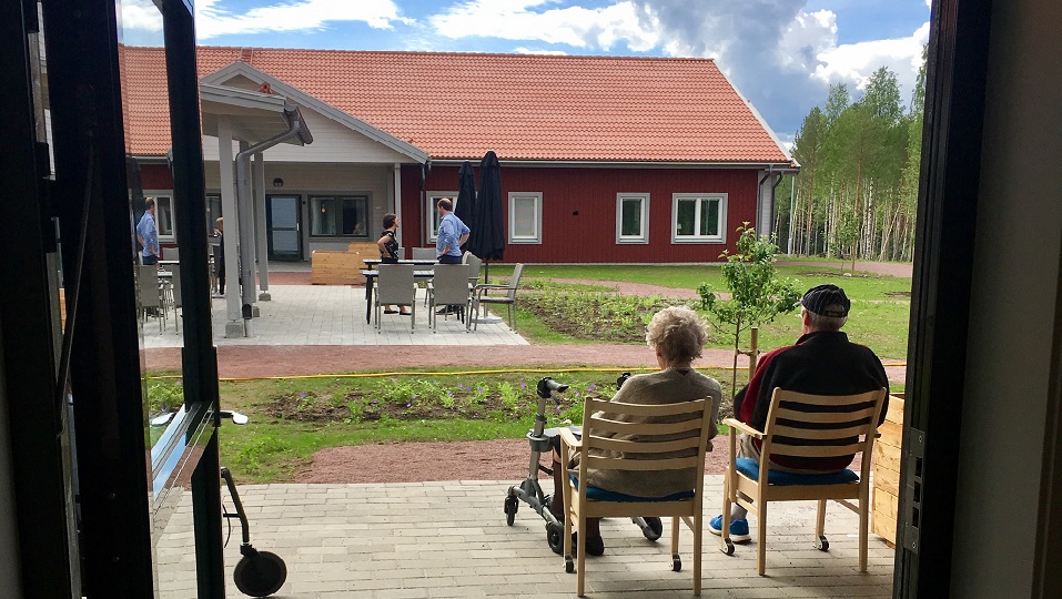 Äldre personer på veranda