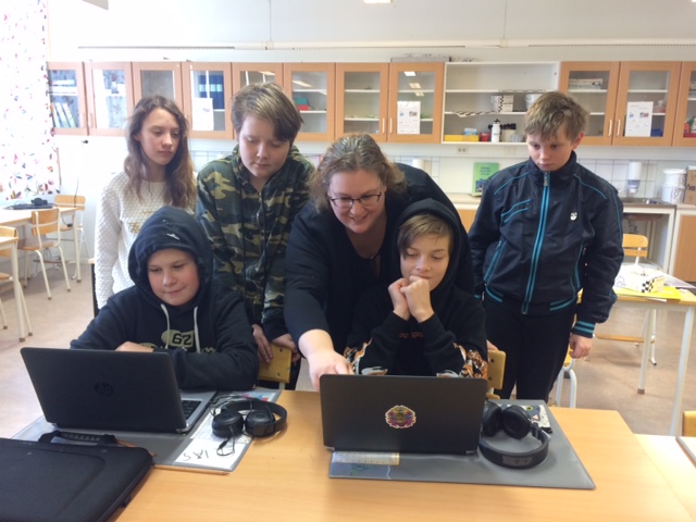 Elever från Färnäs skola får utbildning i nätsmarthet