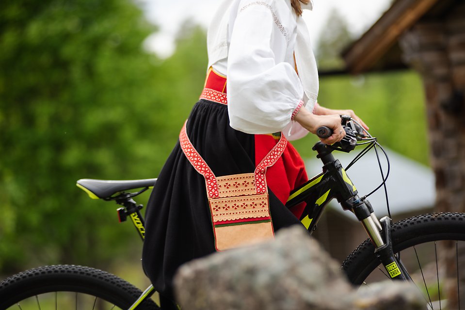 Beskuret foto av kvinna i Moradräkt som cyklar.
