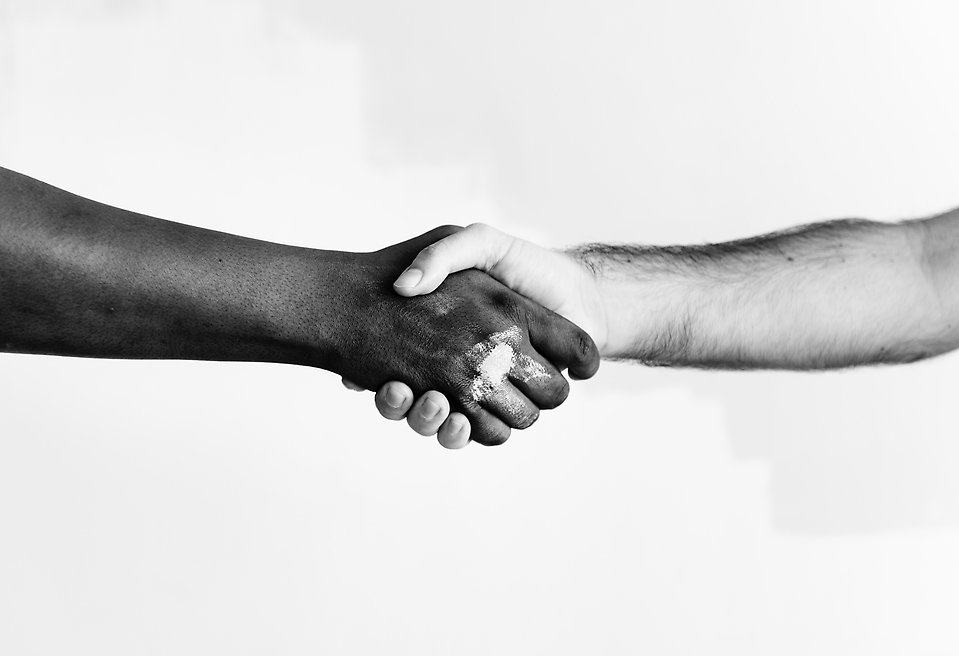 Två personer skakar hand, svartvitt foto