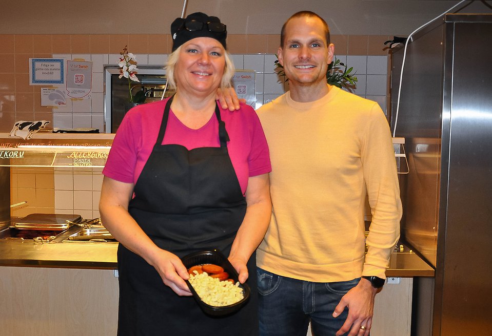 Ann-Christin Helén, kock på Mora gymnasiums kök och kostchef Andreas Hermansson.